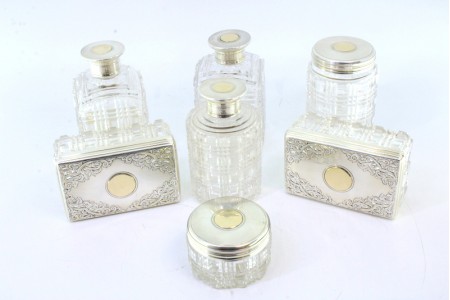 Conjunto de sete peças de Toilette em prata e ouro aplicado em vidro lapidado.